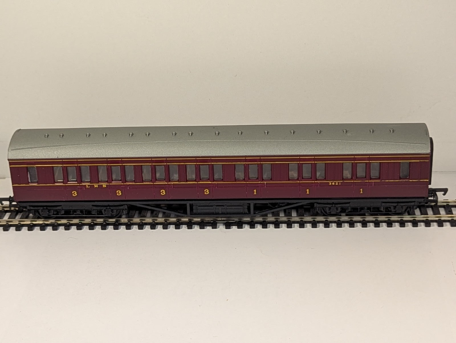 Mainline OO Gauge LMS 57ft Corridor Composite Coach 3621 Maroon