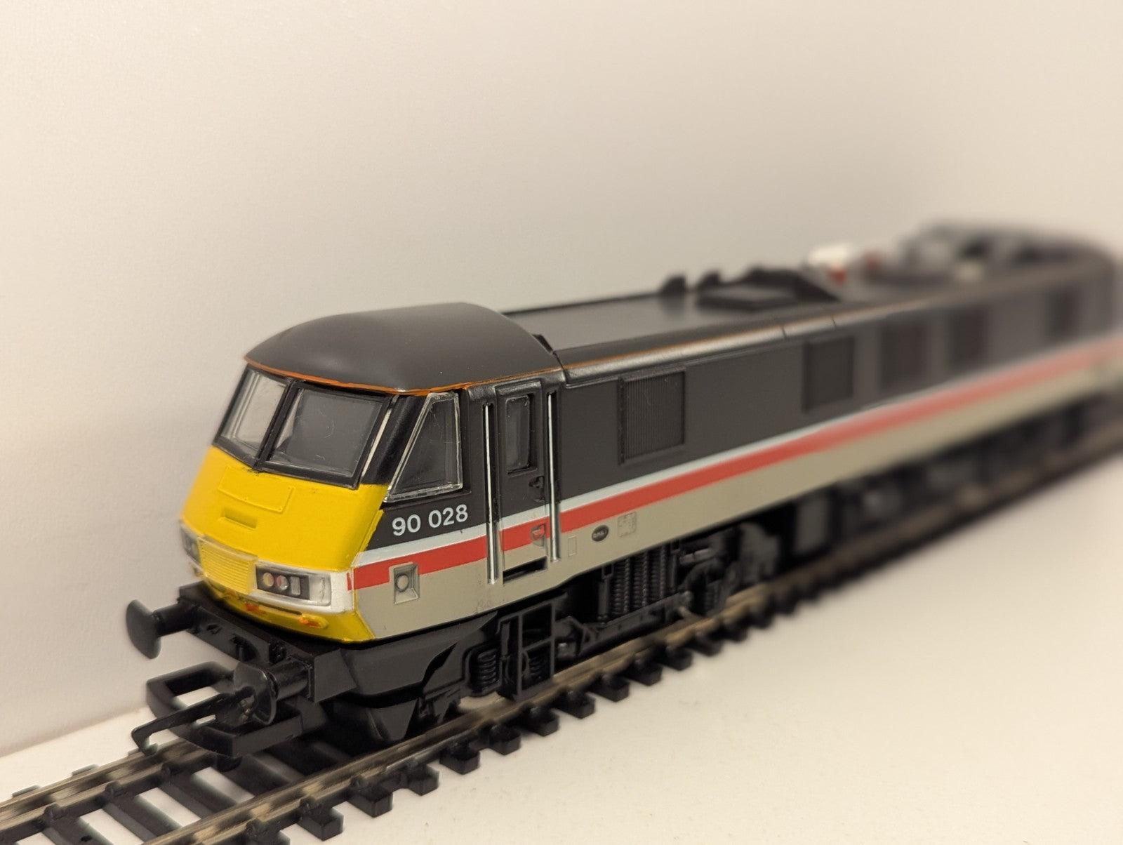 Hornby OO Gauge R471 Class 90 90028 InterCity Electric Locomotive