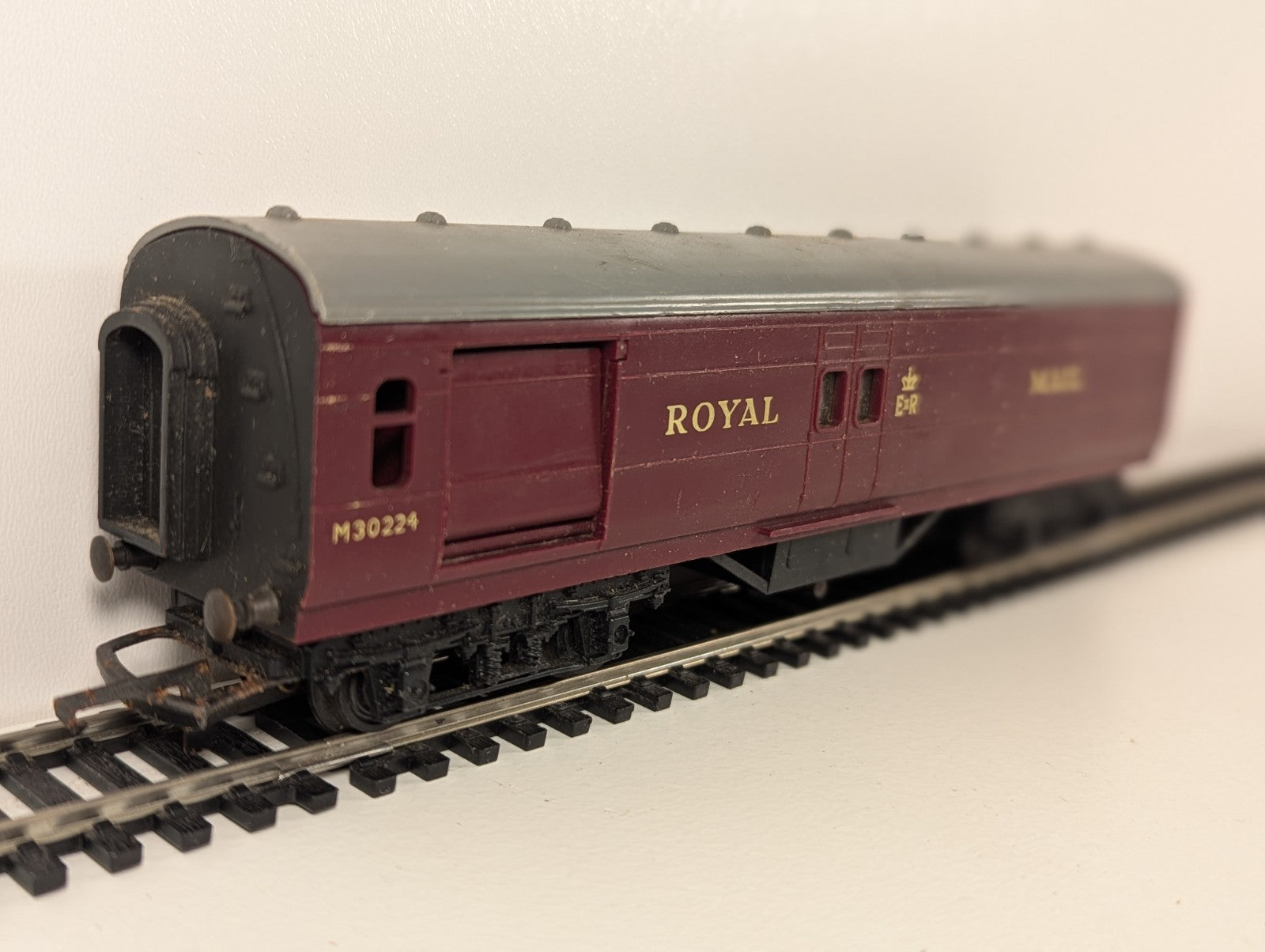 Tri-ang Railways R23 / R323 / R402 Operating Royal Mail Coach – BR Maroon