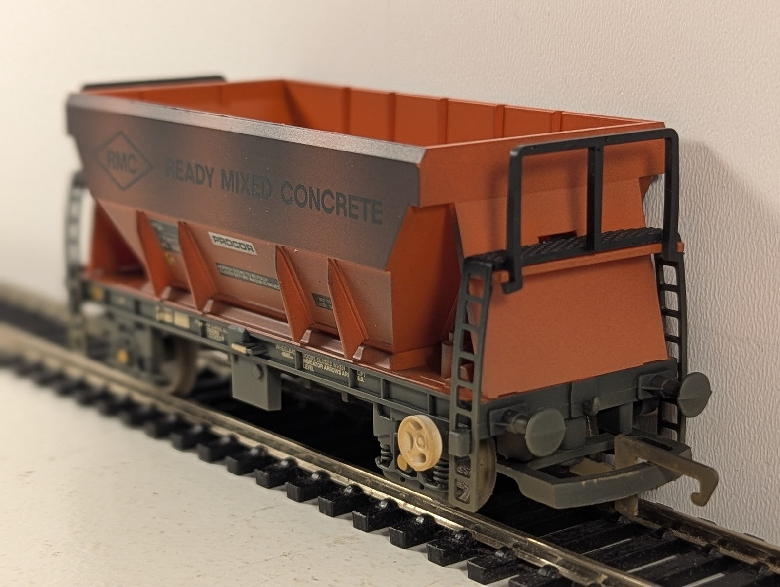 Hornby OO Gauge PGA Hopper Wagon Goods Wagon PR14366 RMC Orange R6013