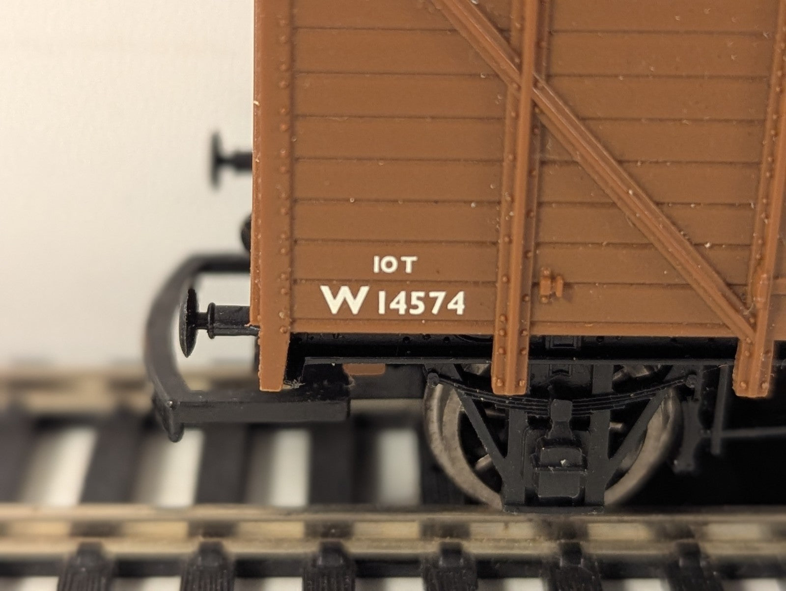 Hornby OO Gauge BR ex-GWR 10 Ton Ventilated Van Wagons W14574 BR Brown