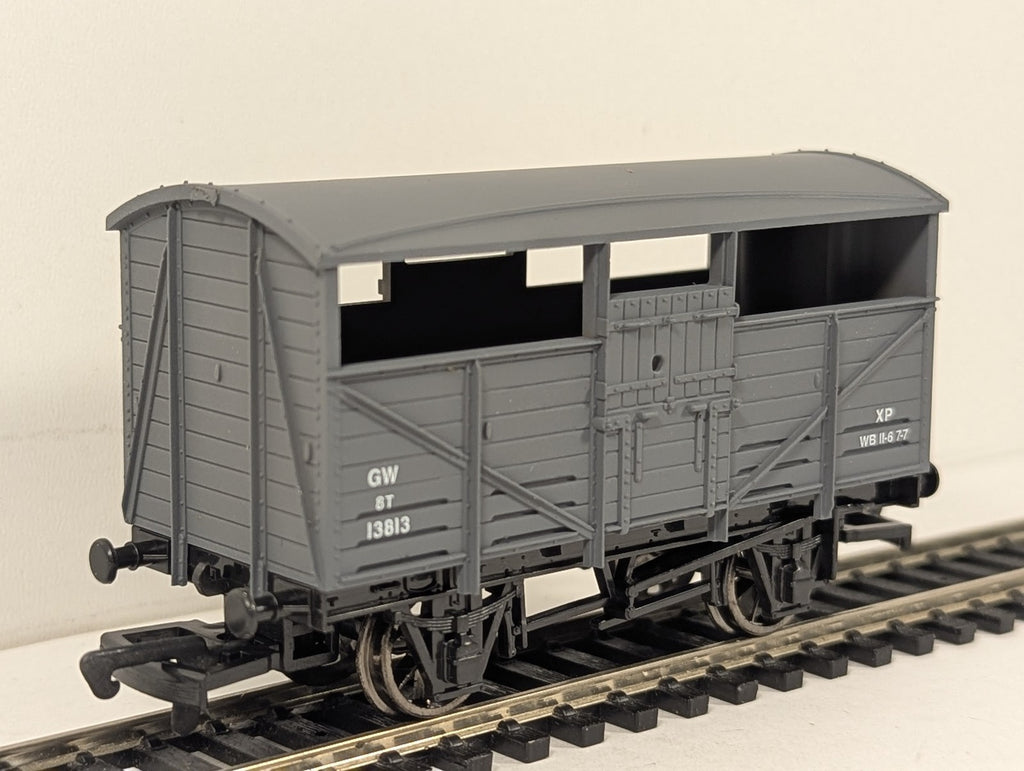 Dapol OO Gauge GWR Cattle Wagon Goods Wagon 13813 GWR Grey B500