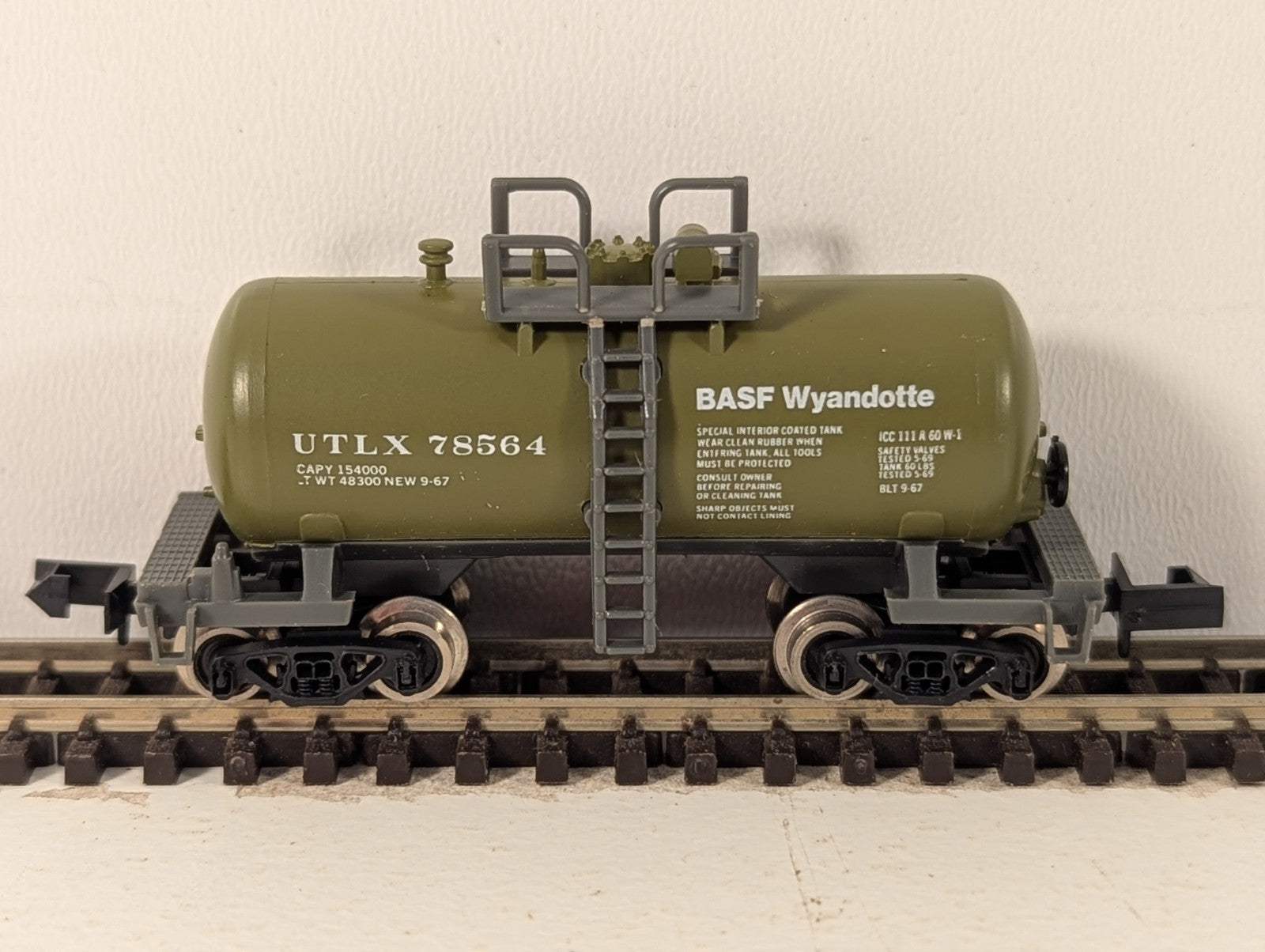 Atlas 3231-2.00 N Gauge Green Beercan Tank Car - Boxed