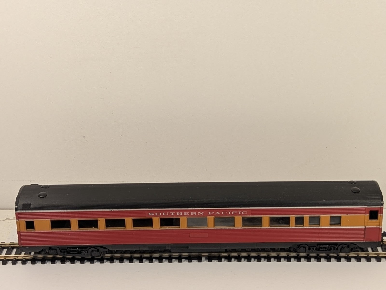 Con-Cor HO Gauge Streamlined Coach Southern Pacific Daylight