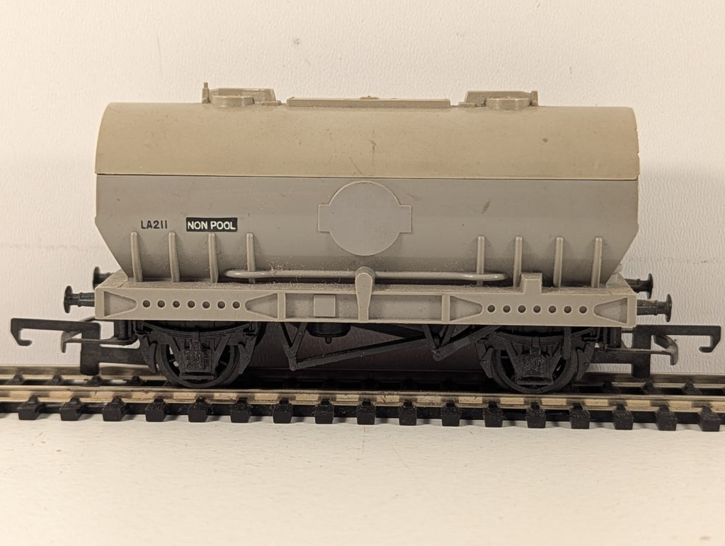 Tri-ang OO Gauge Presflo Bulk Powder Wagon Goods Wagon LA211 Grey