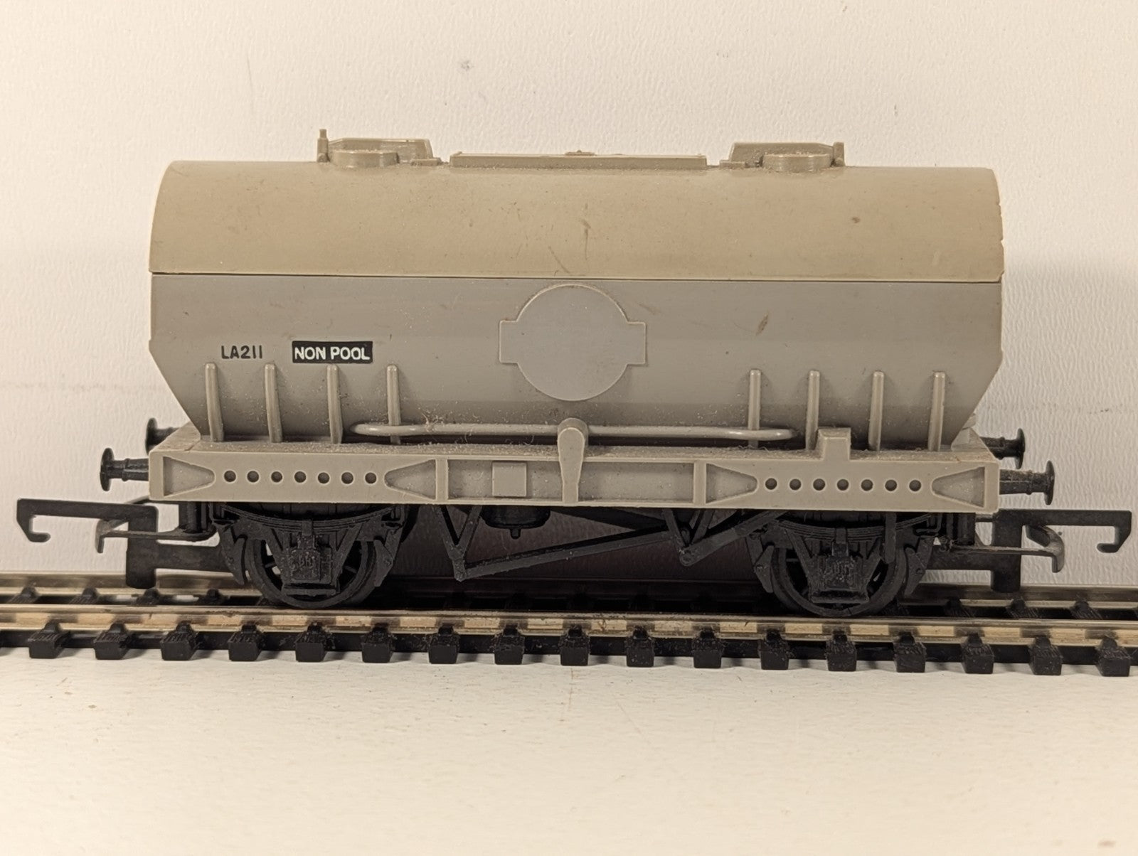 Tri-ang OO Gauge Presflo Bulk Powder Wagon Goods Wagon LA211 Grey
