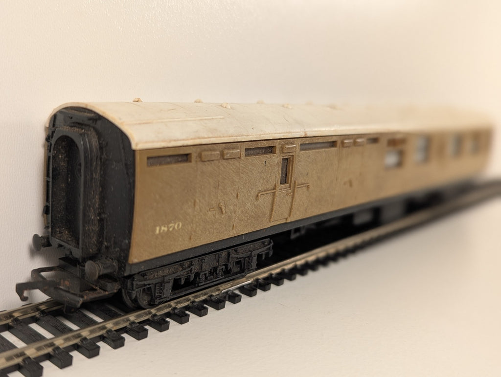 Hornby R938 OO Gauge LNER Thompson Brake 3rd Coach No. 1870 – Teak