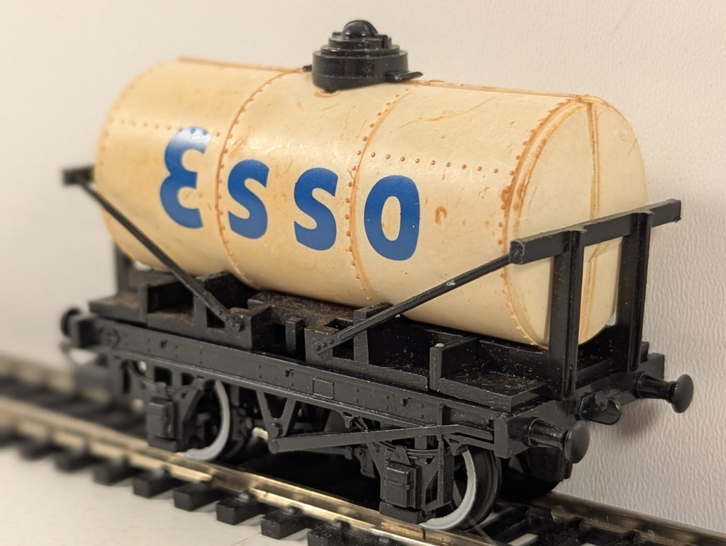 Hornby R713 OO Gauge White Esso Tanker Missing Coupler