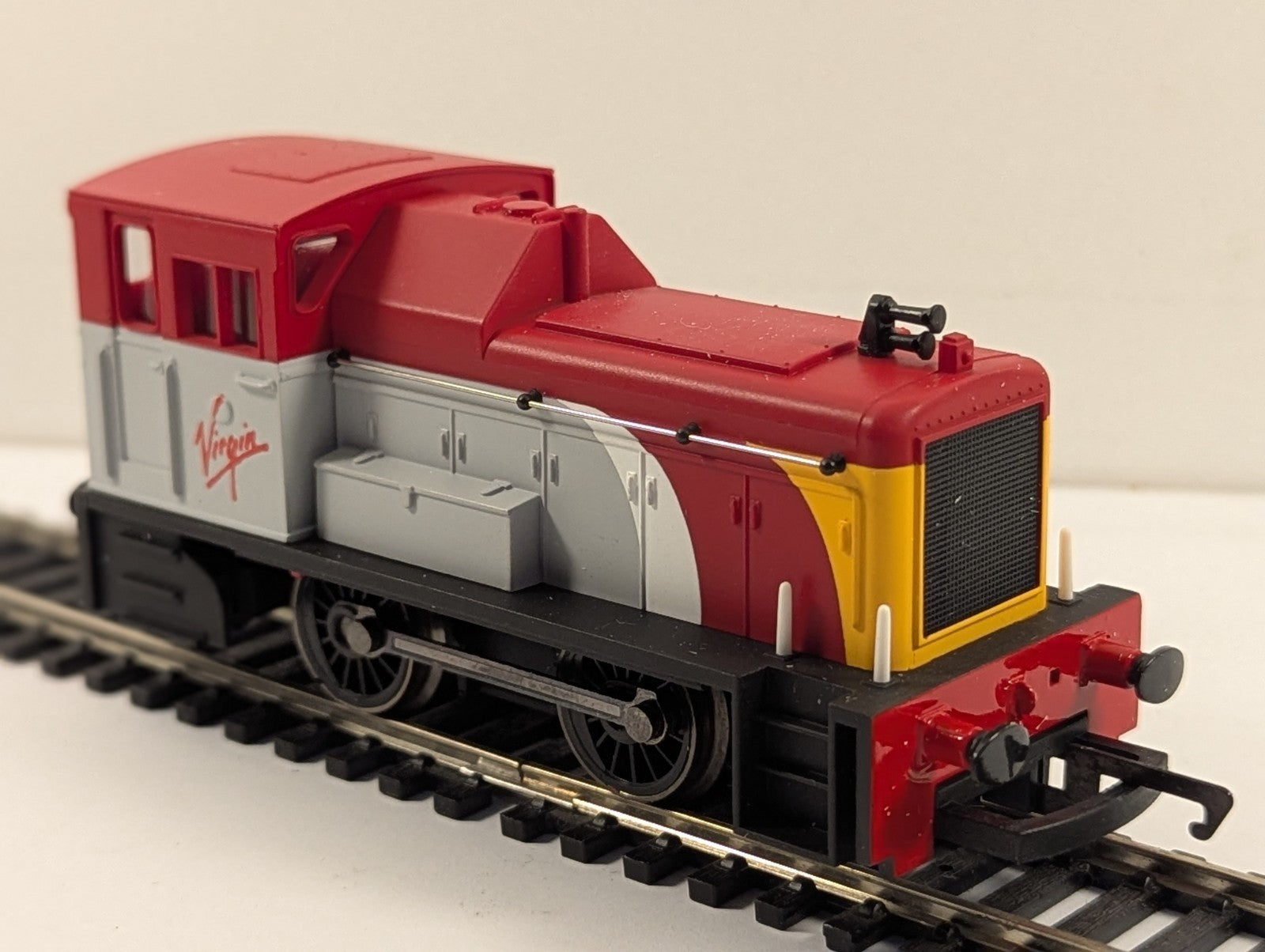 Hornby OO Gauge Class 06 Mechanical Shunter Diesel Locomotive Virgin