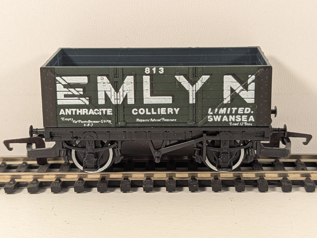 Hornby OO Gauge R118 Emlyn Anthracite 7 Plank Wagon