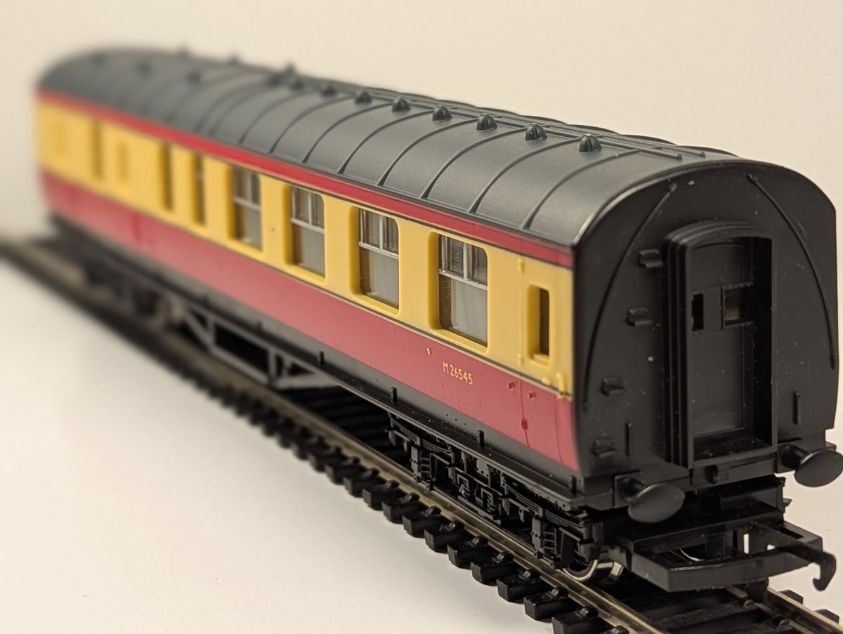 Hornby R438 OO Guage BR Brake Third Coach Blood & Custard - boxed