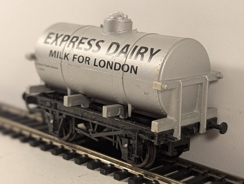 Dapol OO Gauge 4-Wheel Milk Tank Wagon Goods Wagon 041348 Express Diary