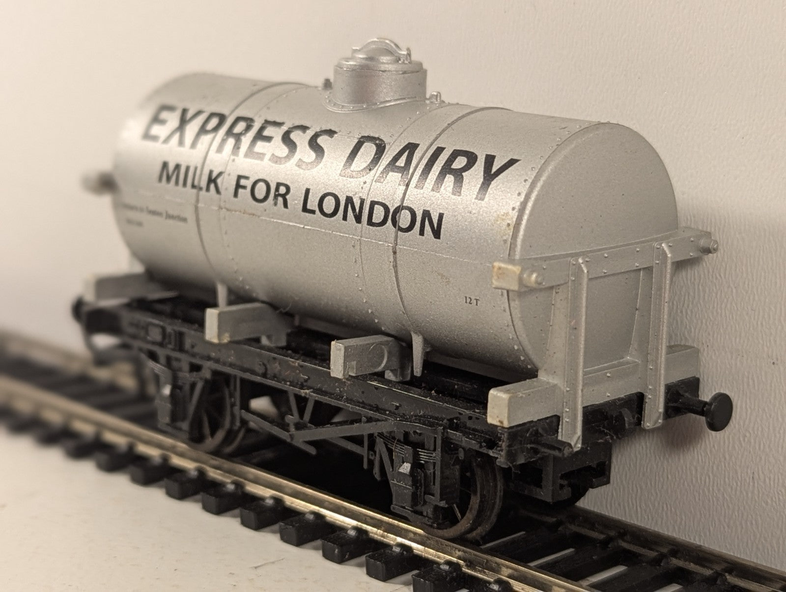 Dapol OO Gauge 4-Wheel Milk Tank Wagon Goods Wagon 041348 Express Diary