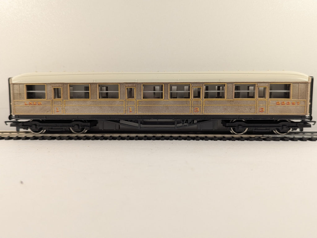 Hornby OO Gauge Gresley Composite Coach Passenger Coach 22357 LNER Teak R435