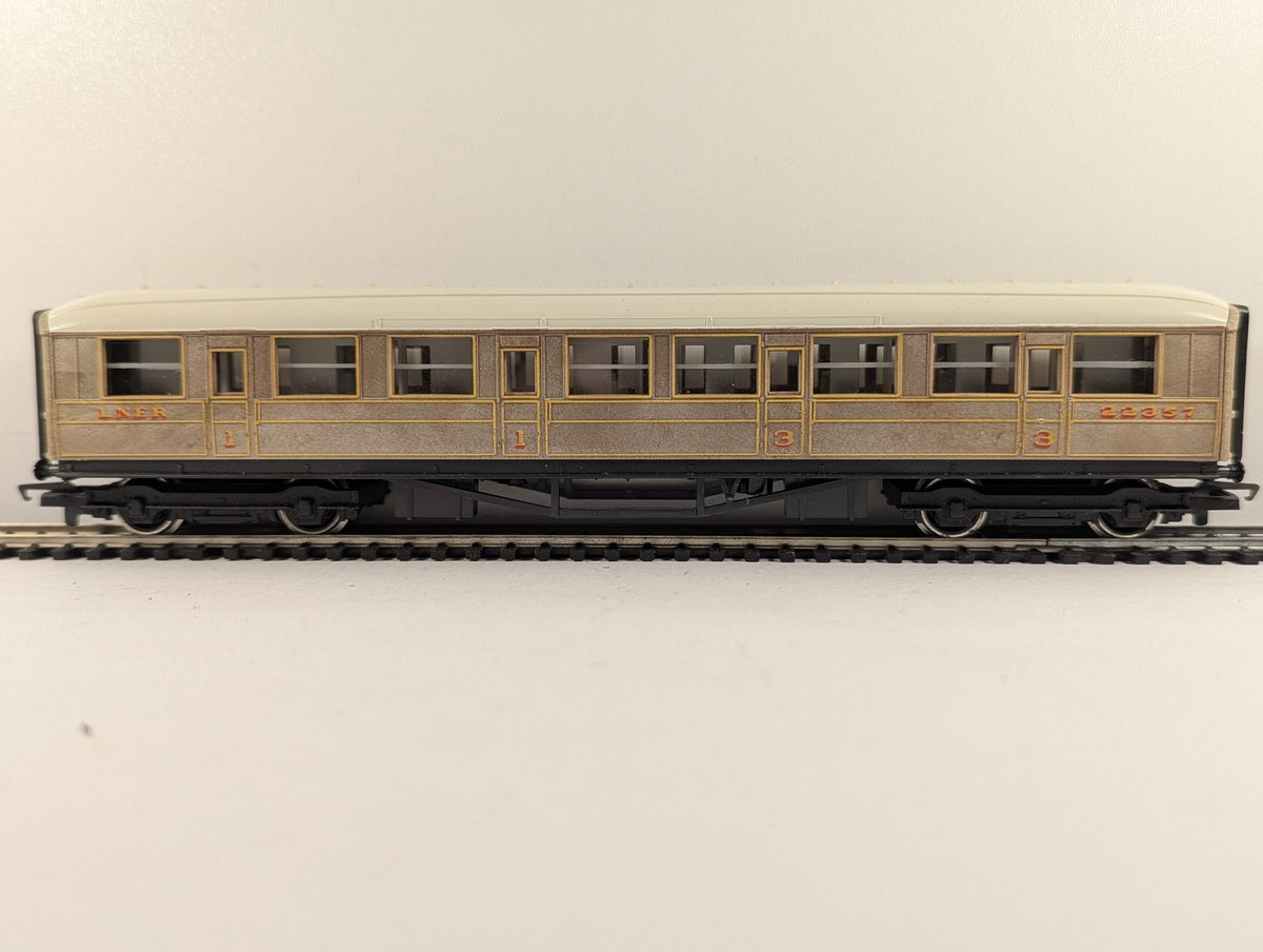 Hornby OO Gauge Gresley Composite Coach Passenger Coach 22357 LNER Teak R435