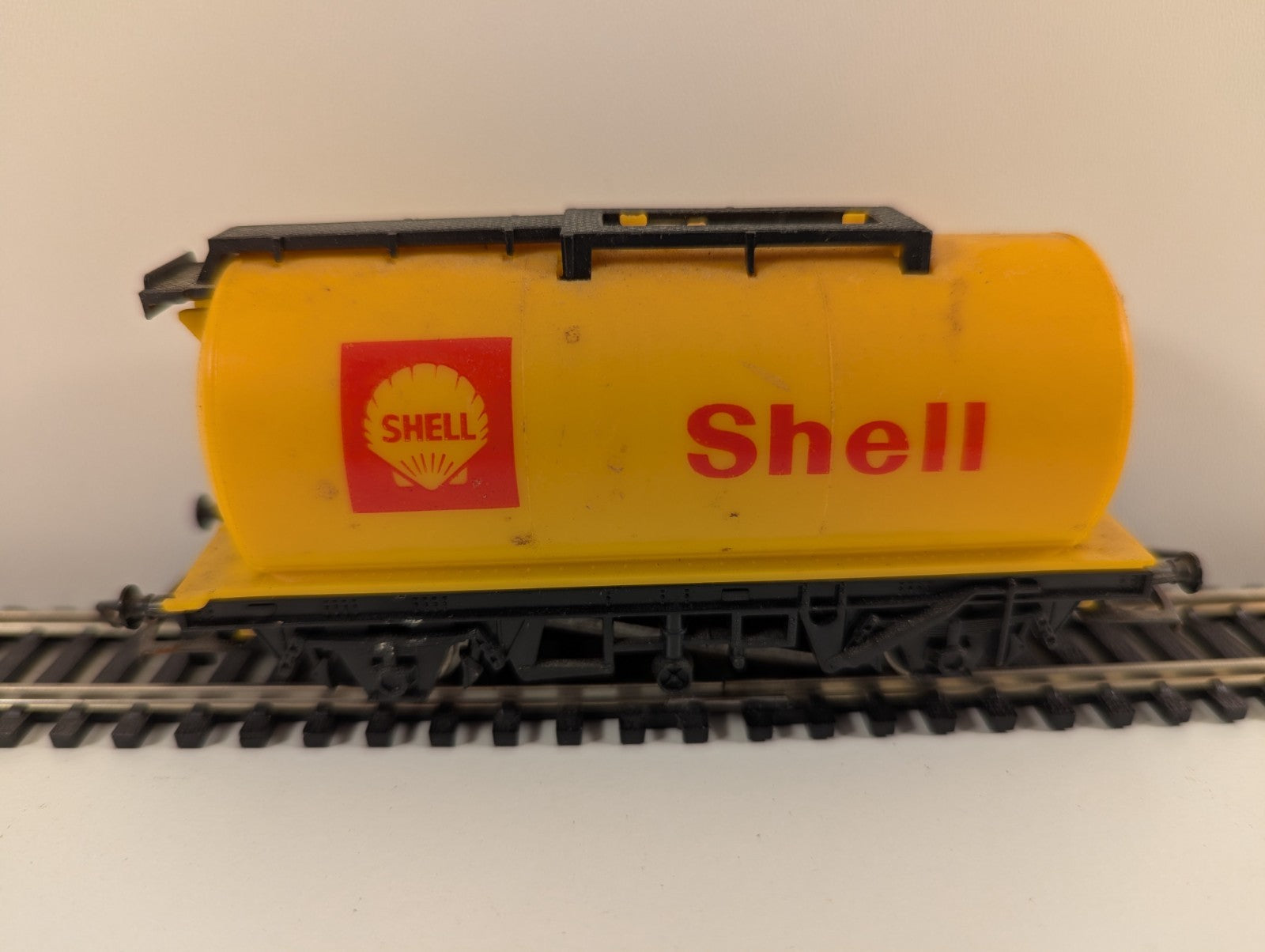 Hornby R132 TTA Tank Wagon “Shell” – OO Gauge