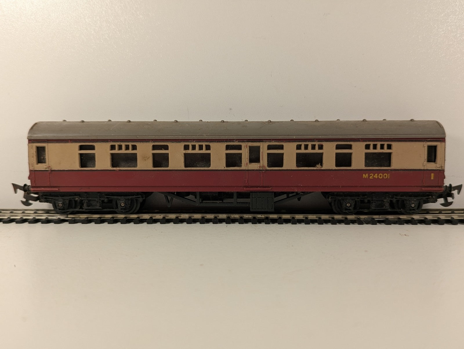 Tri-ang OO Gauge BR Crimson and Cream Composite Coach Passenger Coach