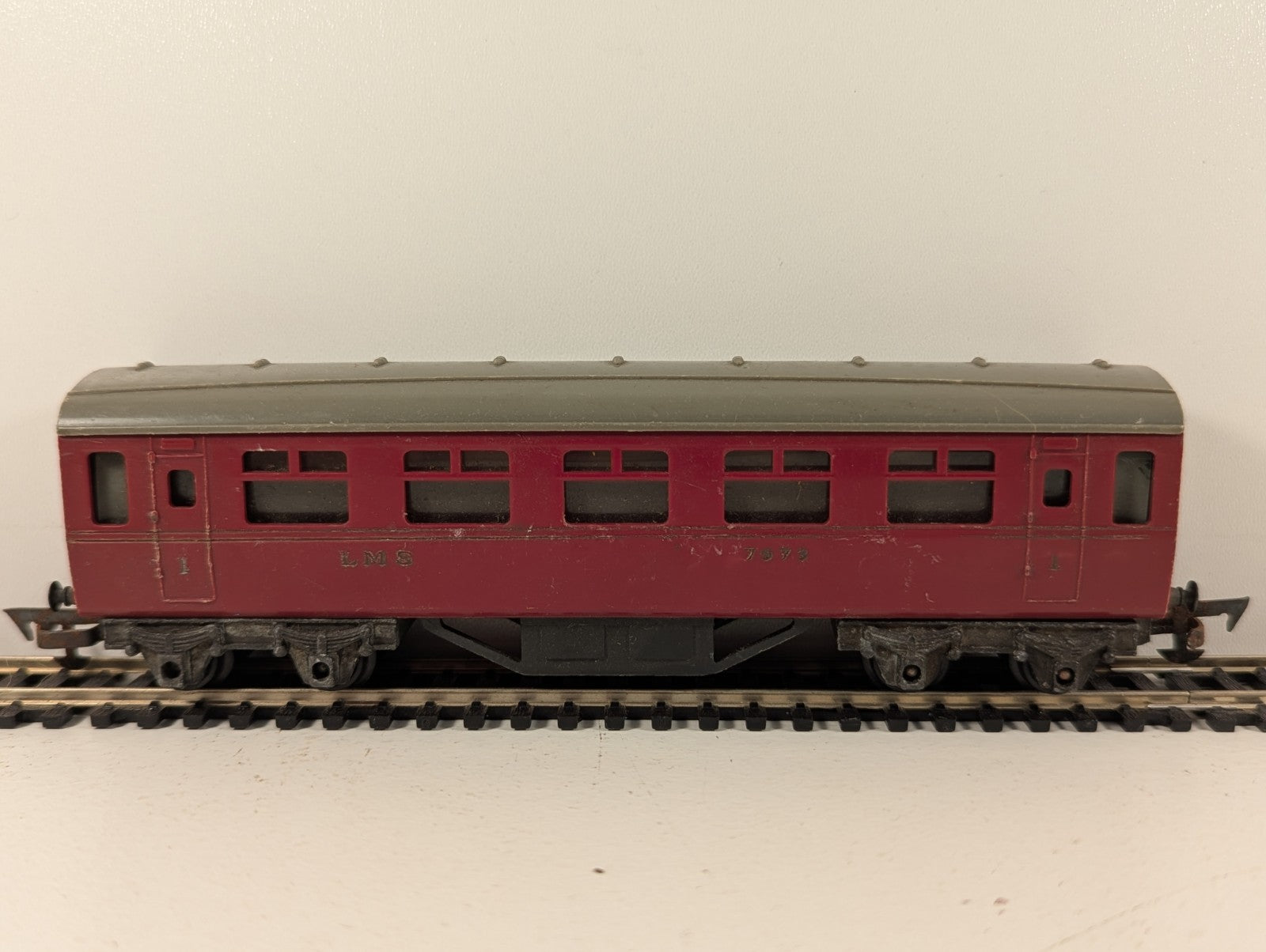 Tri-ang OO Gauge LMS Passenger Coach