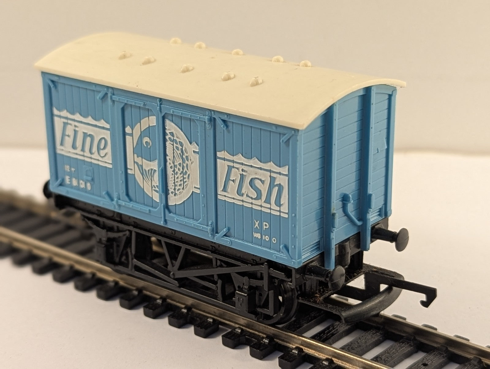 Hornby R118 OO Gauge BR Blue 12T Fine Fish Van E81010