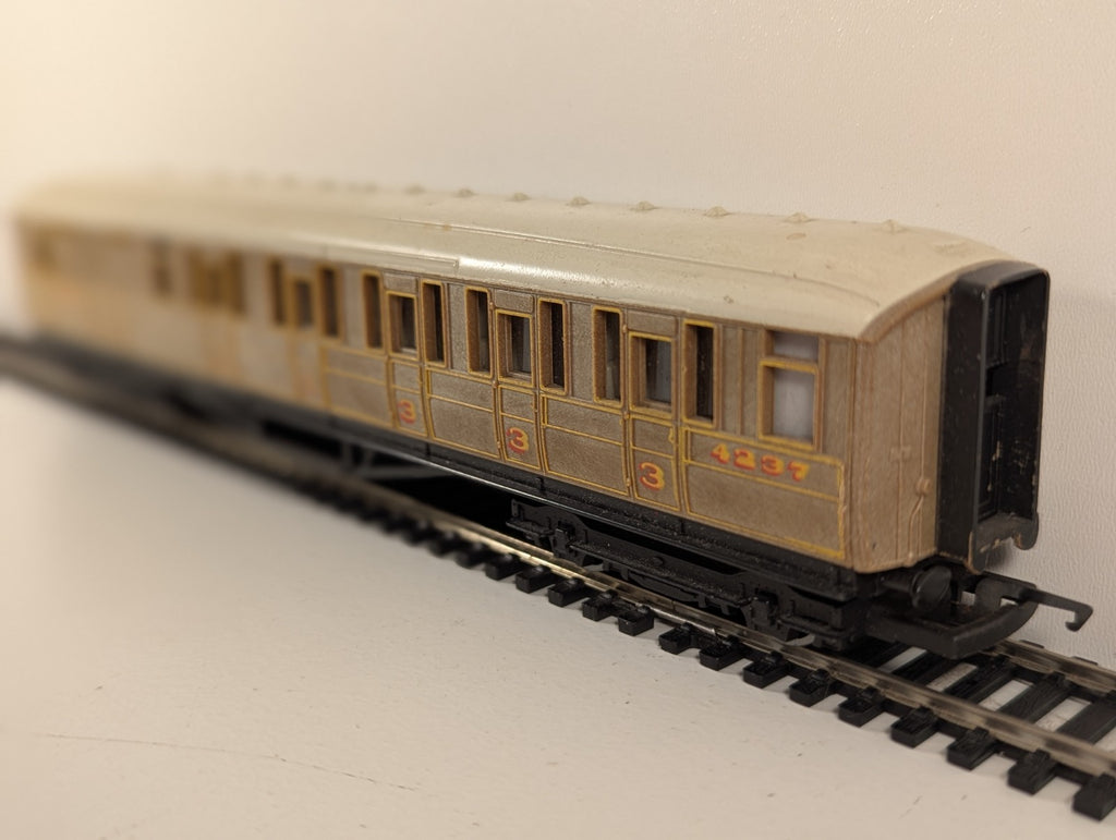 Hornby R478 LNER Gresley Teak Brake Coach 4237 – OO Gauge