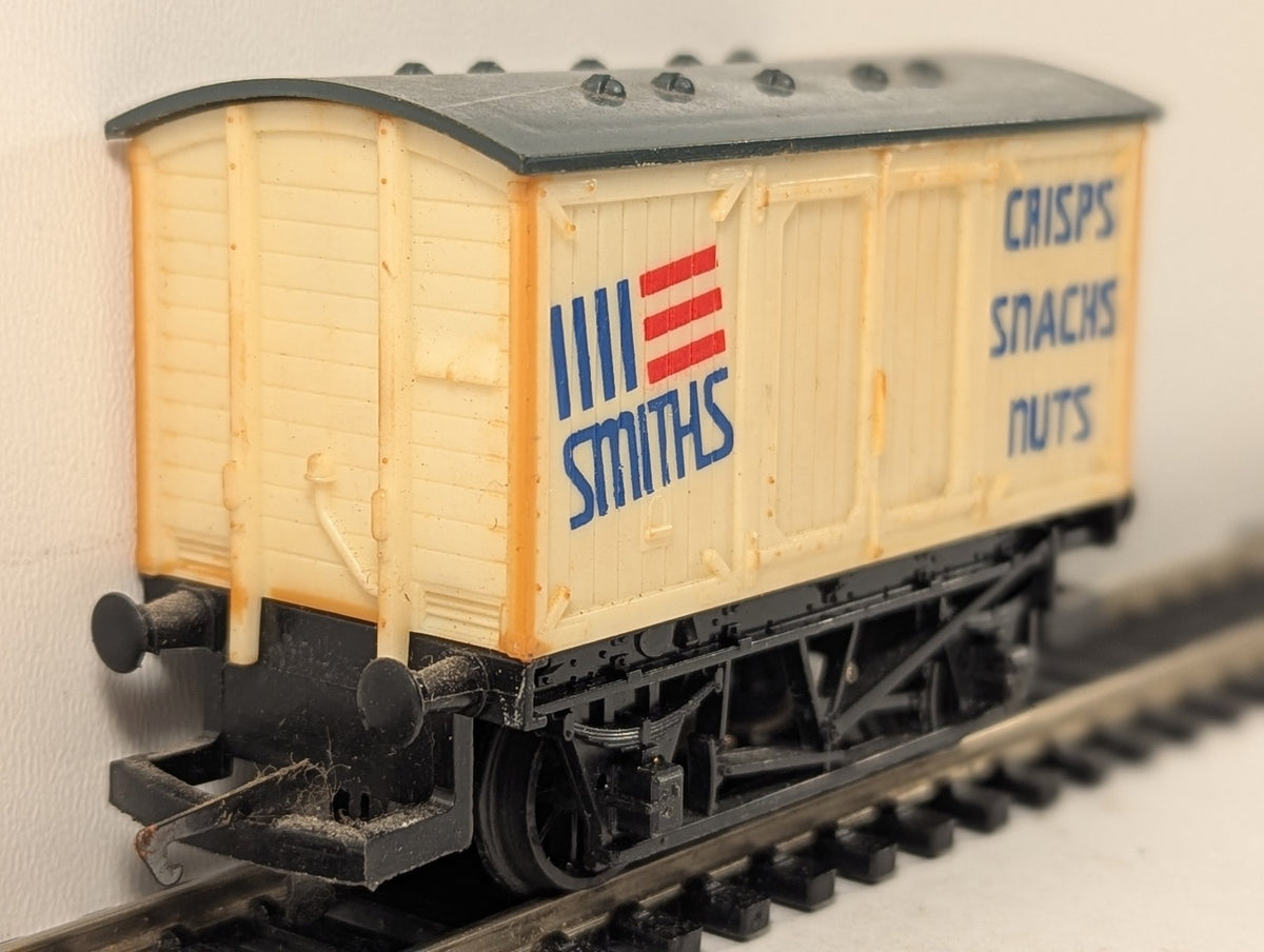 Hornby OO Gauge Smiths Crisps Ventilated Van R127