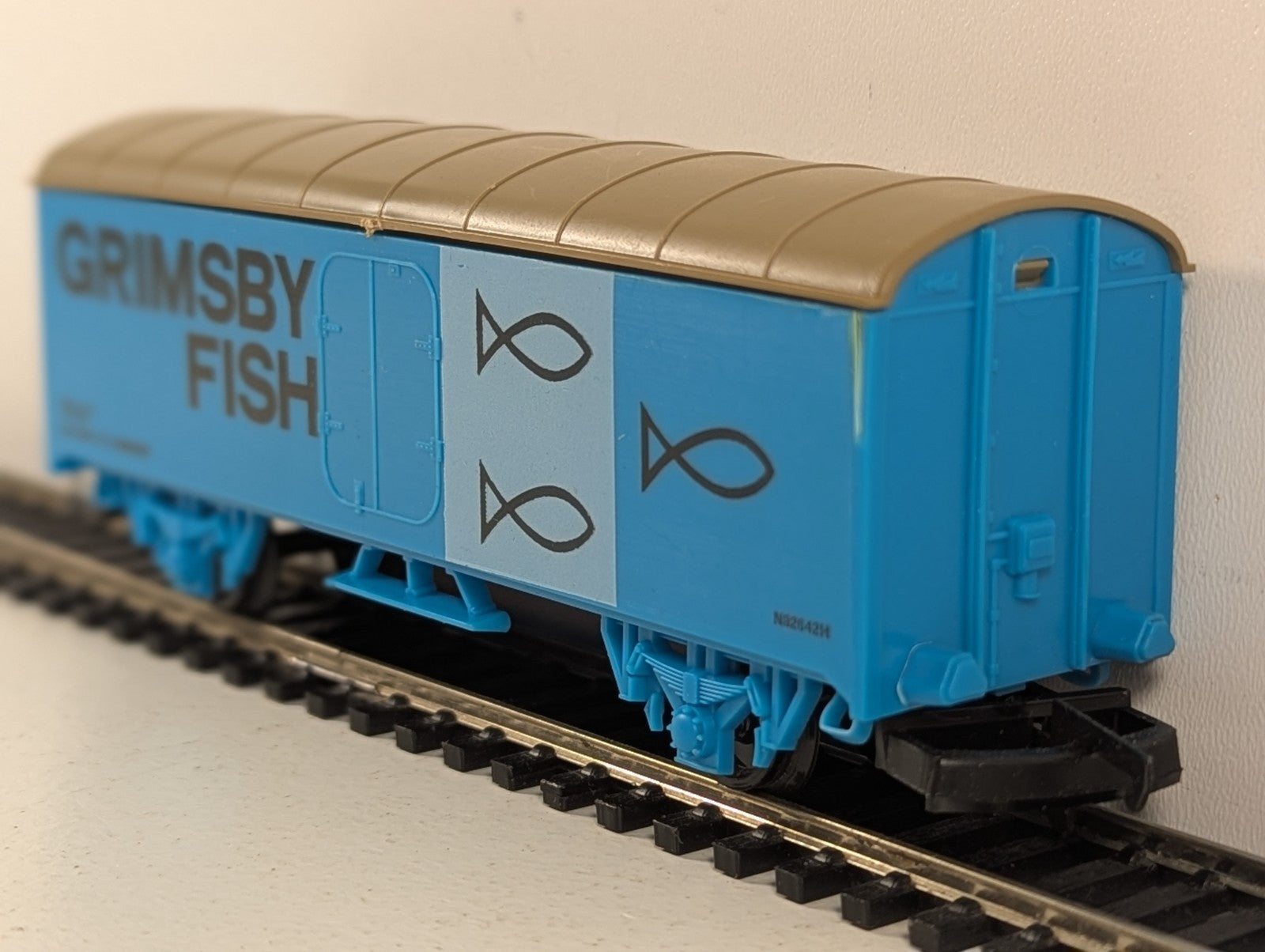 Lima OO Gauge Grimsby Fish Van Goods Wagon N82642H Grimsby Fish Blue