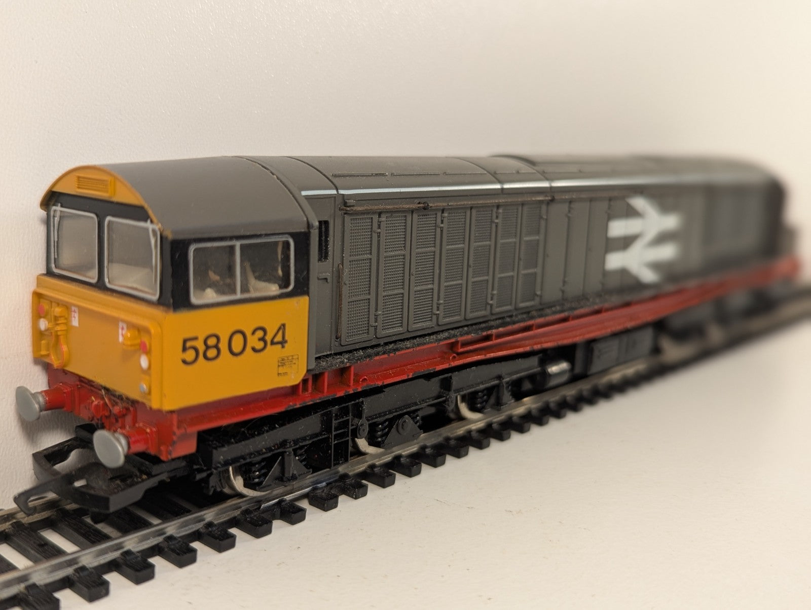 Hornby OO Gauge BR Class 58 Bassetlaw Railfreight Poor Runner
