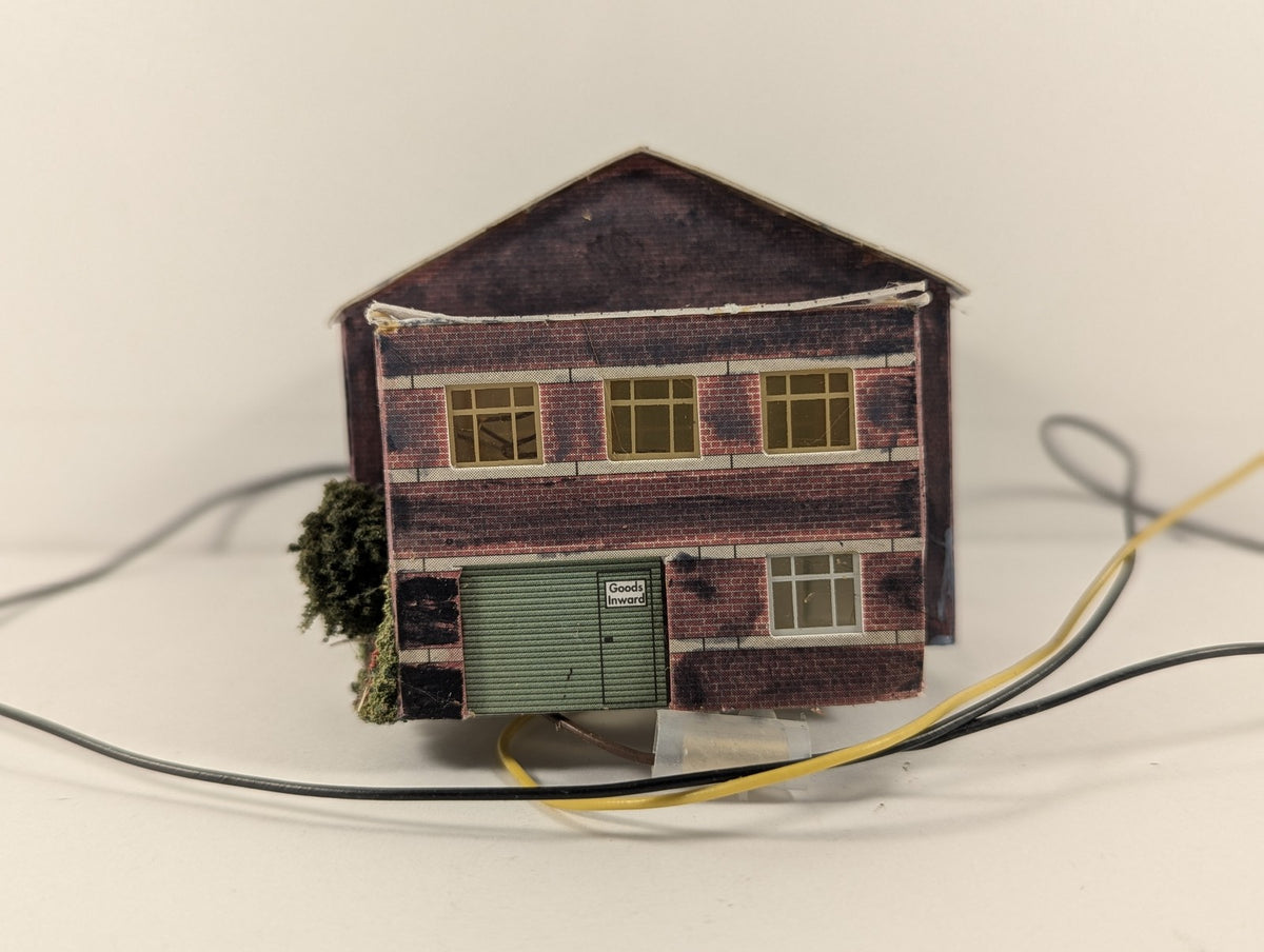Metcalfe N Gauge Small Factory Building Red Brick with Lights