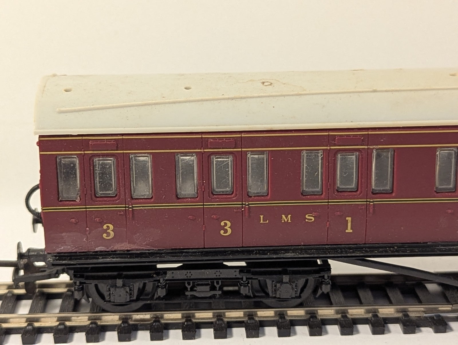 Dapol OO Gauge Stanier LMS Maroon Non-Corridor Brake Coach