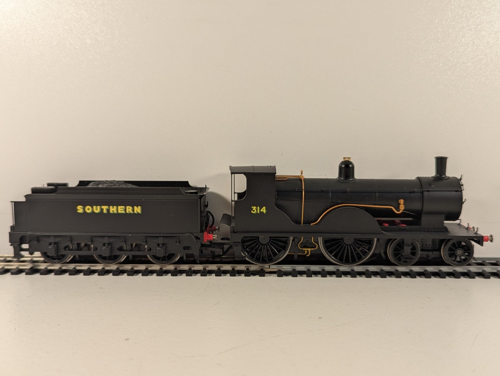 Hornby R2829 OO Gauge SR T9 'Greyhound' 4-4-0 - Missing Front Coupling