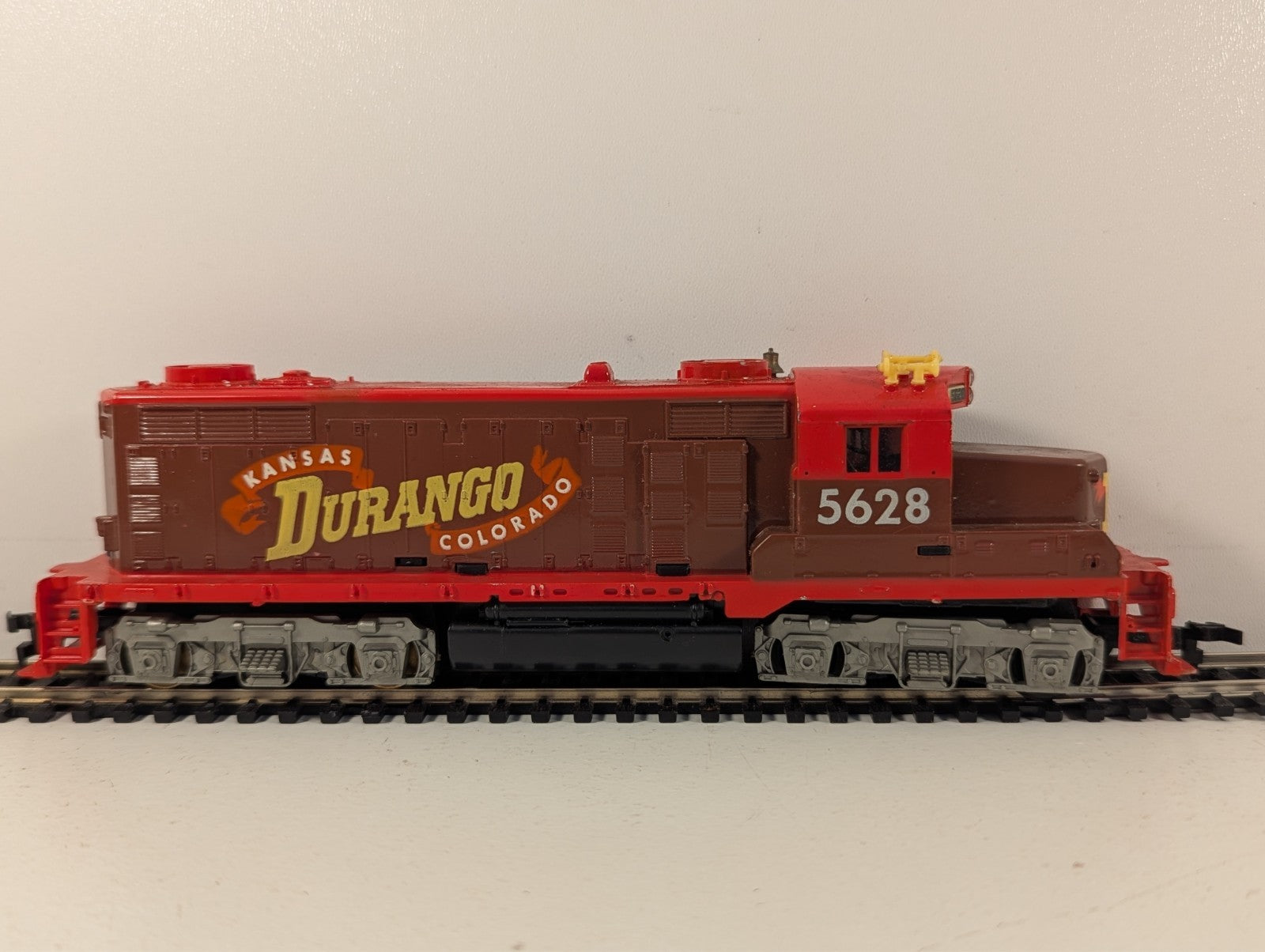 Tyco HO Gauge Durango GP20 Diesel Locomotive - Gear Split