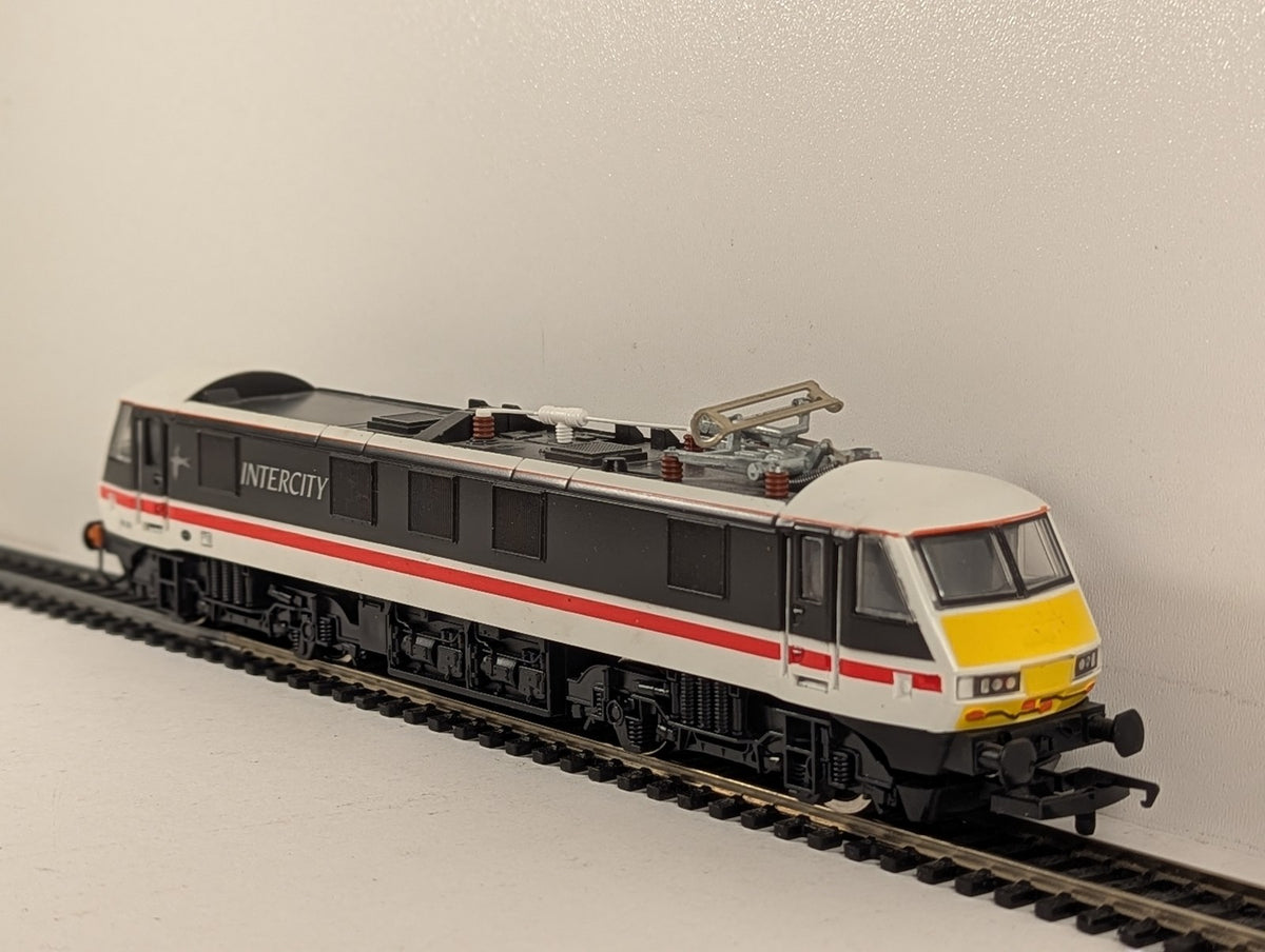 Hornby OO Gauge Class 90 Electric Locomotive 90 001 BR InterCity Swallow R825