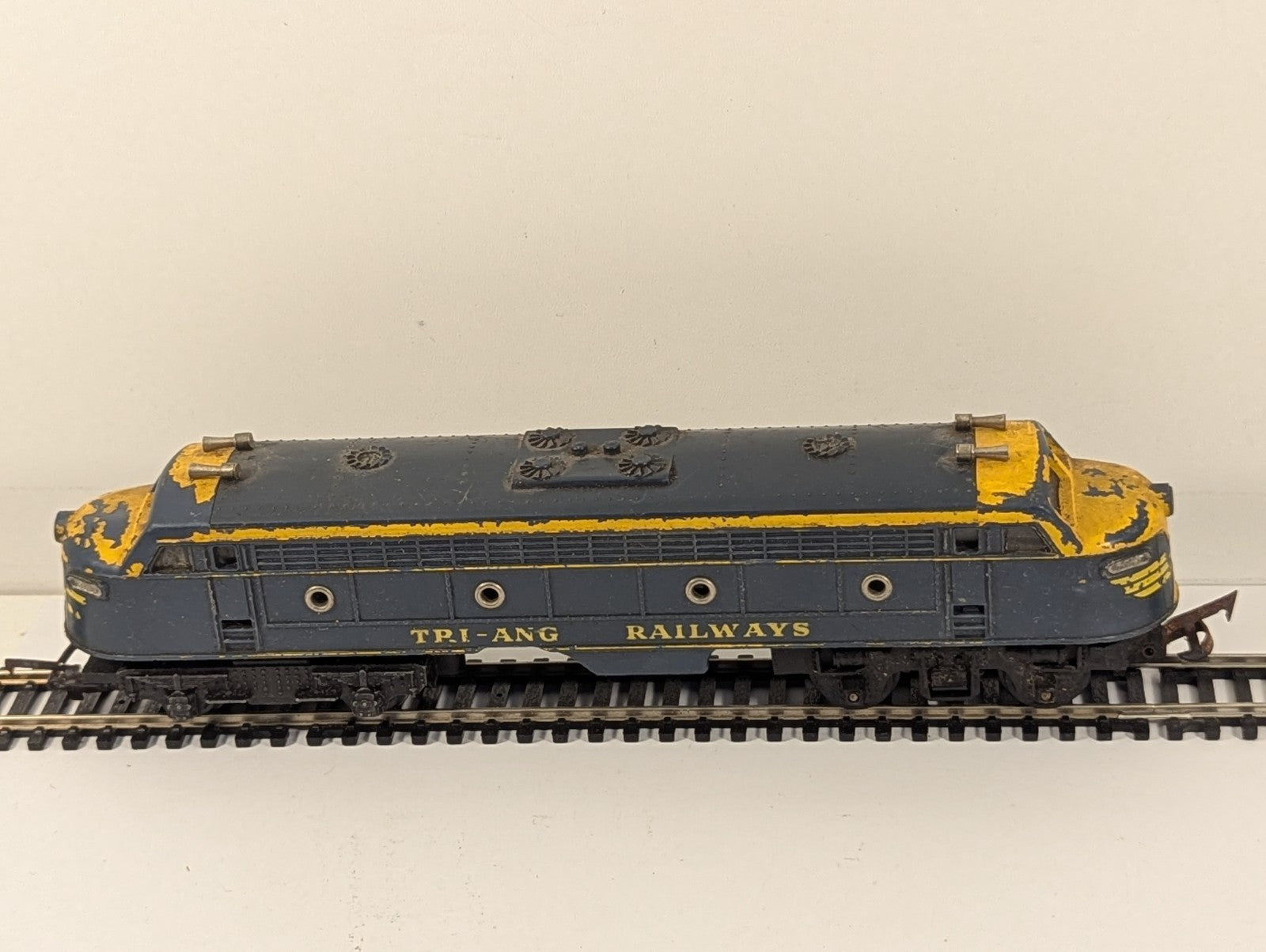Tri-ang Railways R159 Double-Ended Diesel Locomotive OO Gauge - Needs Attention