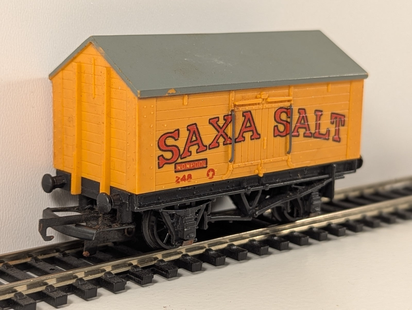 Wrenn 4665 – “Saxa” Salt Wagon (OO Gauge, Missing Coupling)