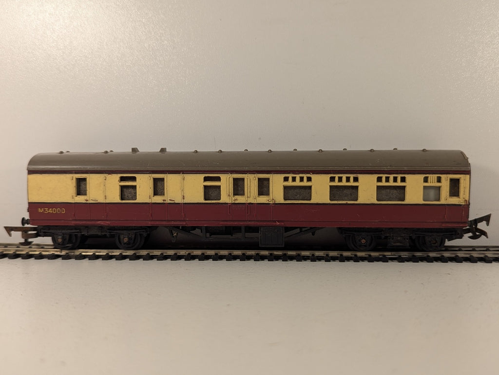 Tri-ang OO Gauge BR Crimson and Cream Coach Passenger Coach M34000
