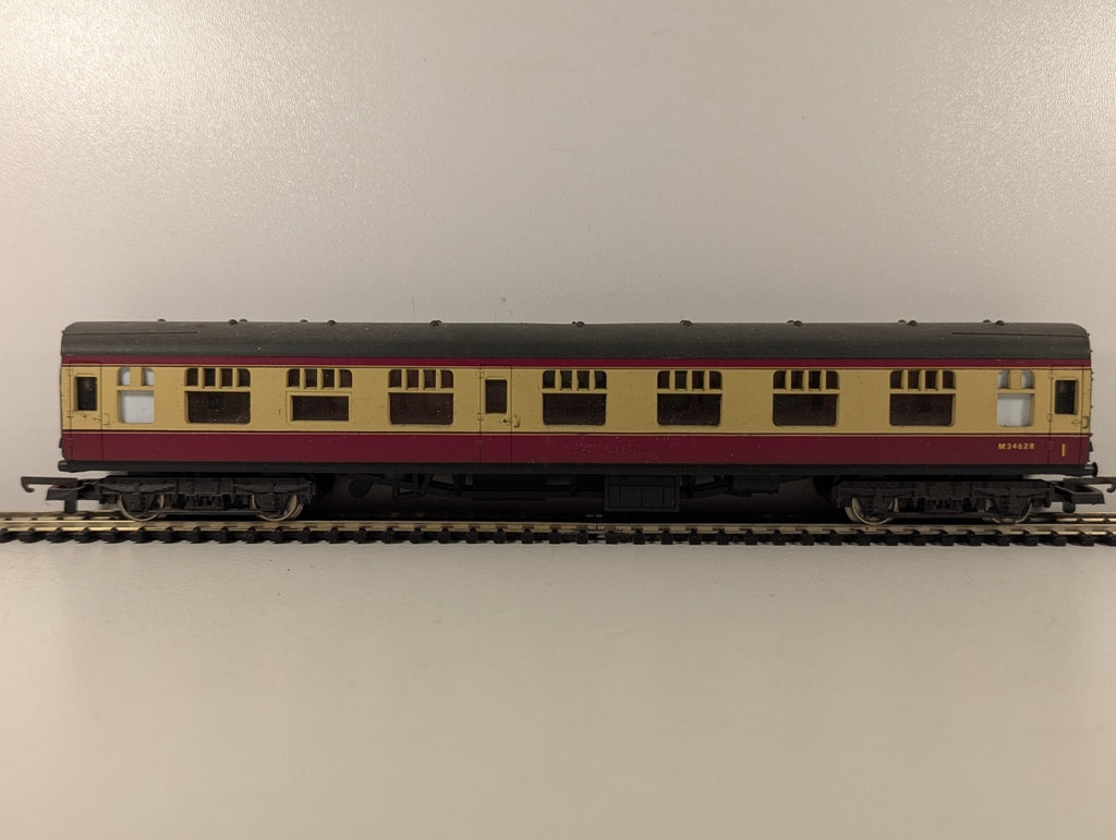 Lima OO Gauge BR Mk1 Corridor First Passenger Coach M34628 BR Crimson