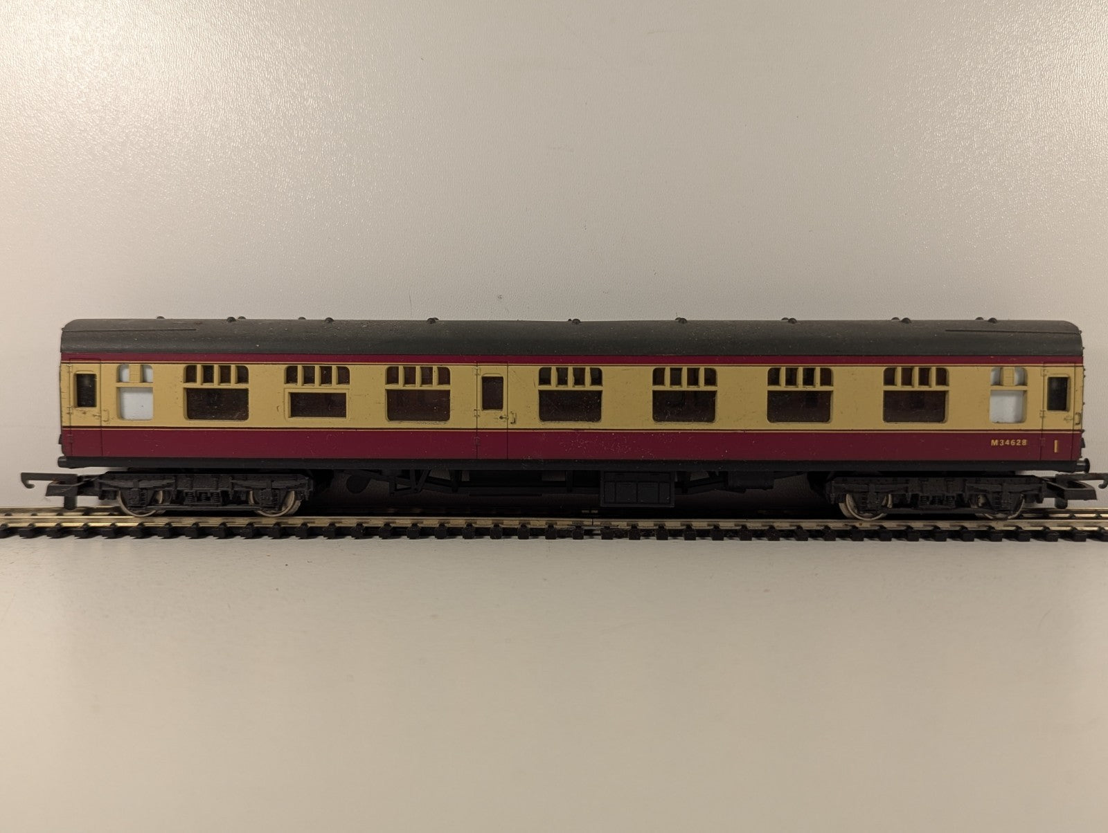 Lima OO Gauge BR Mk1 Corridor First Passenger Coach M34628 BR Crimson