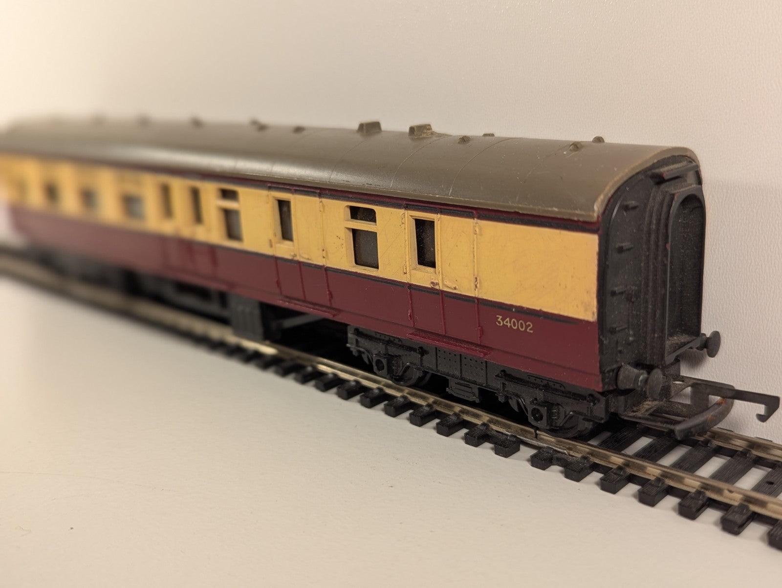 Tri-ang R28 / R220 Brake Coach – BR Maroon & Cream – 34002