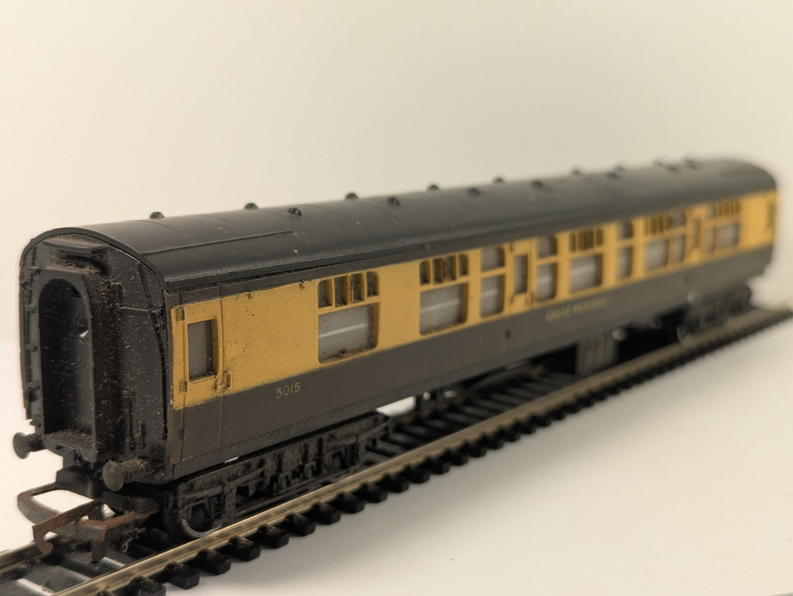 Hornby R743 OO Gauge GWR Mk1 Composite Coach Chocolate & Cream