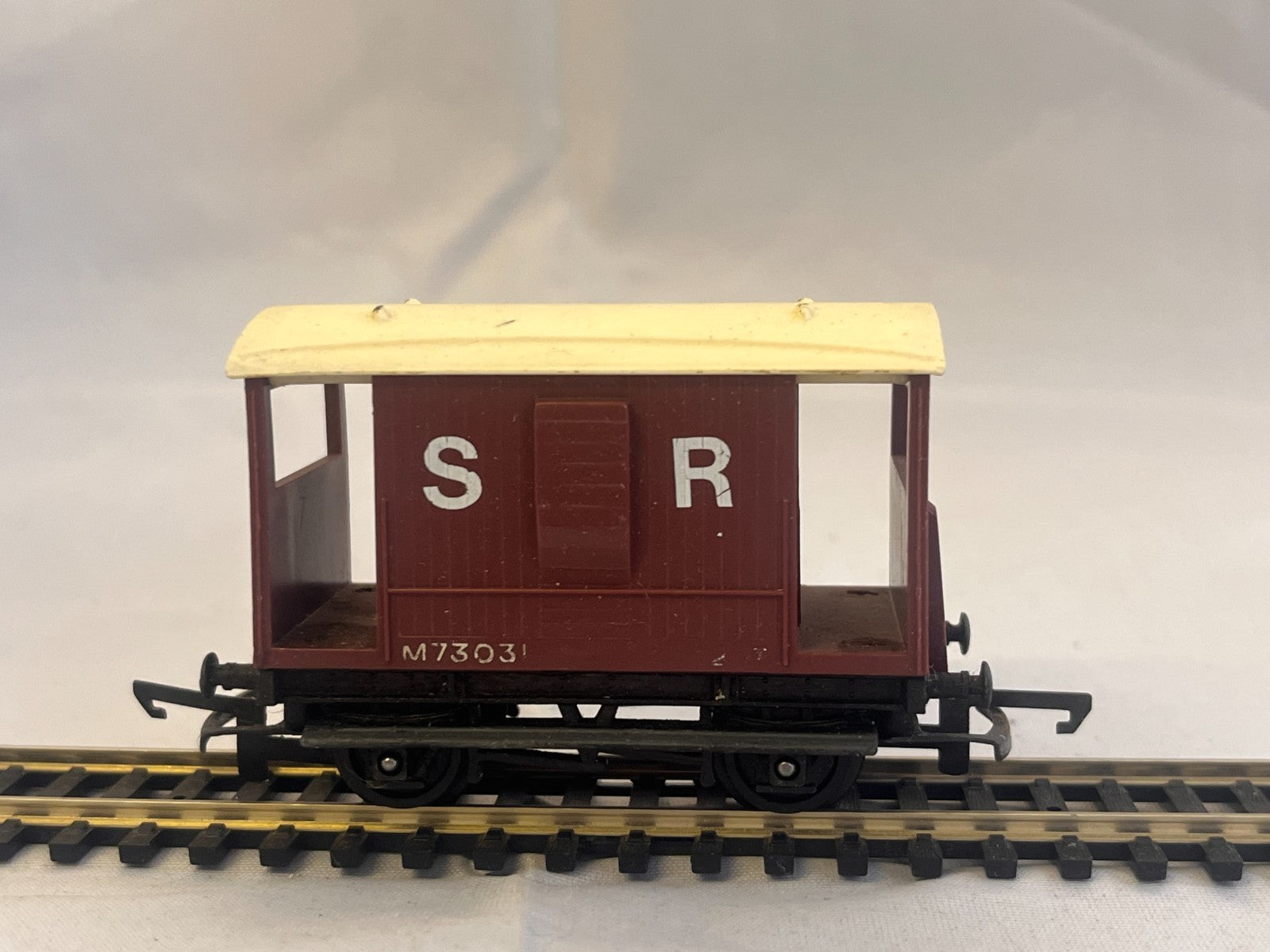 Tri-ang R16 OO Gauge Brown Brake Van