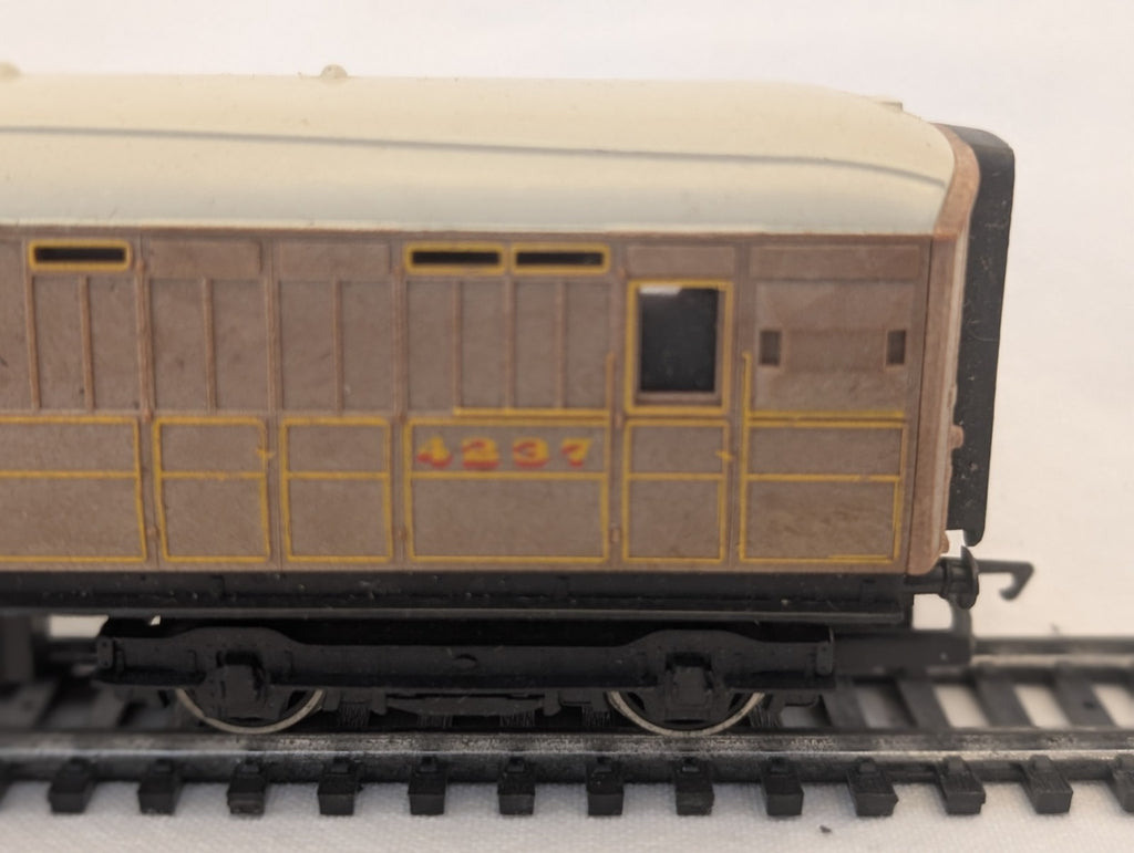 Hornby R478 OO Gauge LNER Brake Composite Coach