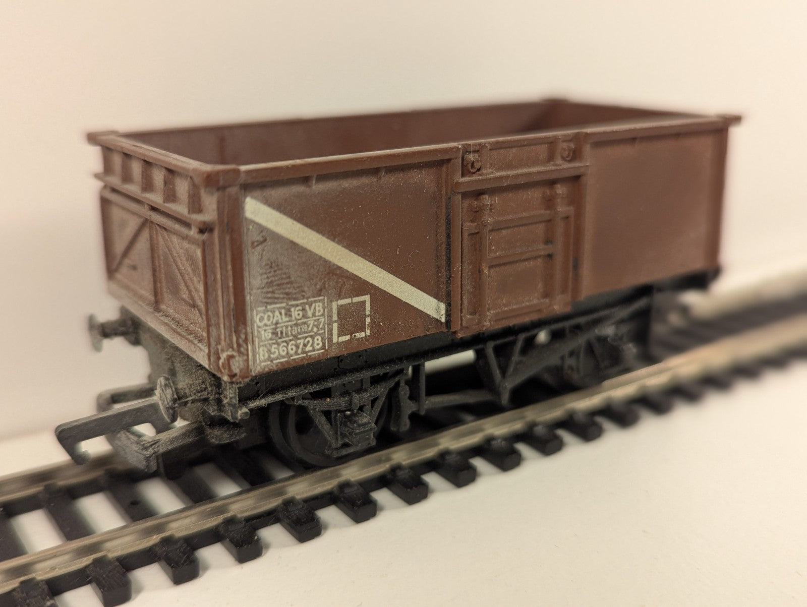 Mainline Railways 37-144 16-Ton Steel Mineral Wagon B566728 – OO Gauge