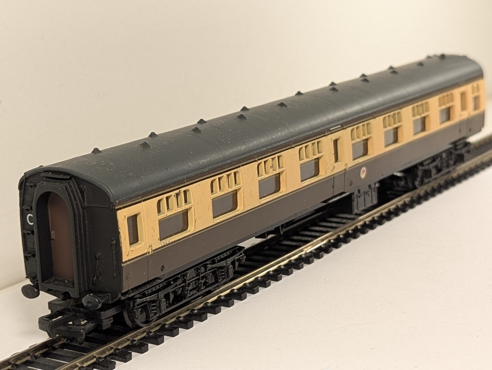 Mainline BR Mk1 Brake Second Corridor Coach OO Gauge