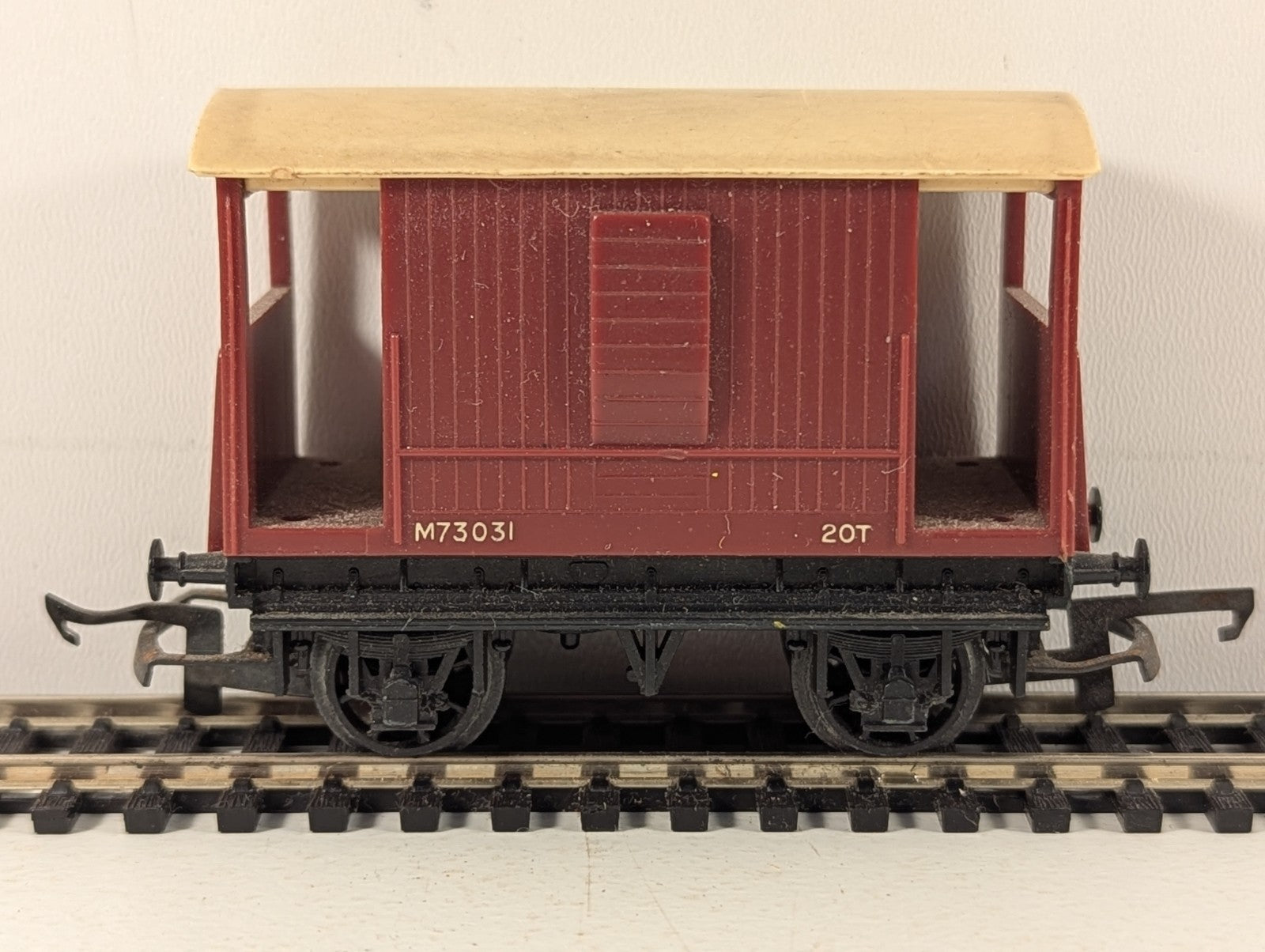 Tri-ang OO Gauge 20 Ton Brake Van M73031 BR Maroon