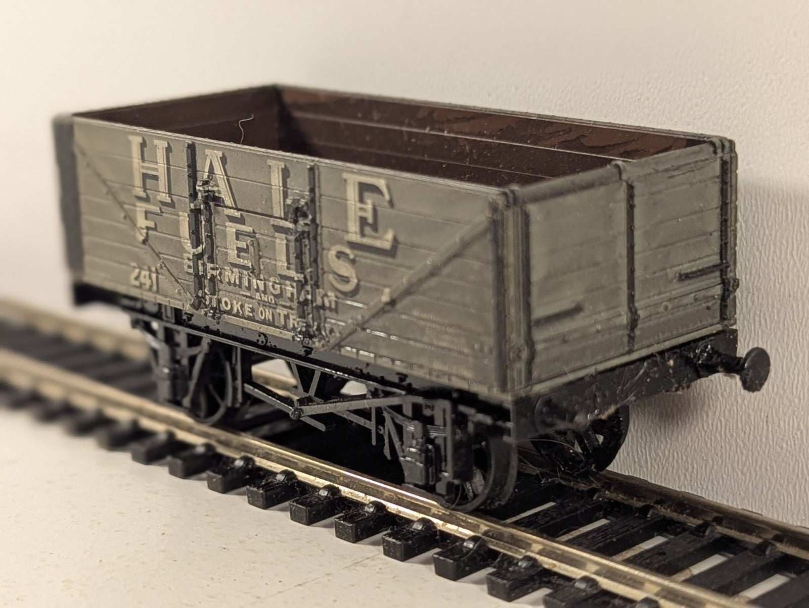 Airfix OO Gauge 7 Plank Open Wagon Goods Wagon 241 Hale Fuels grey
