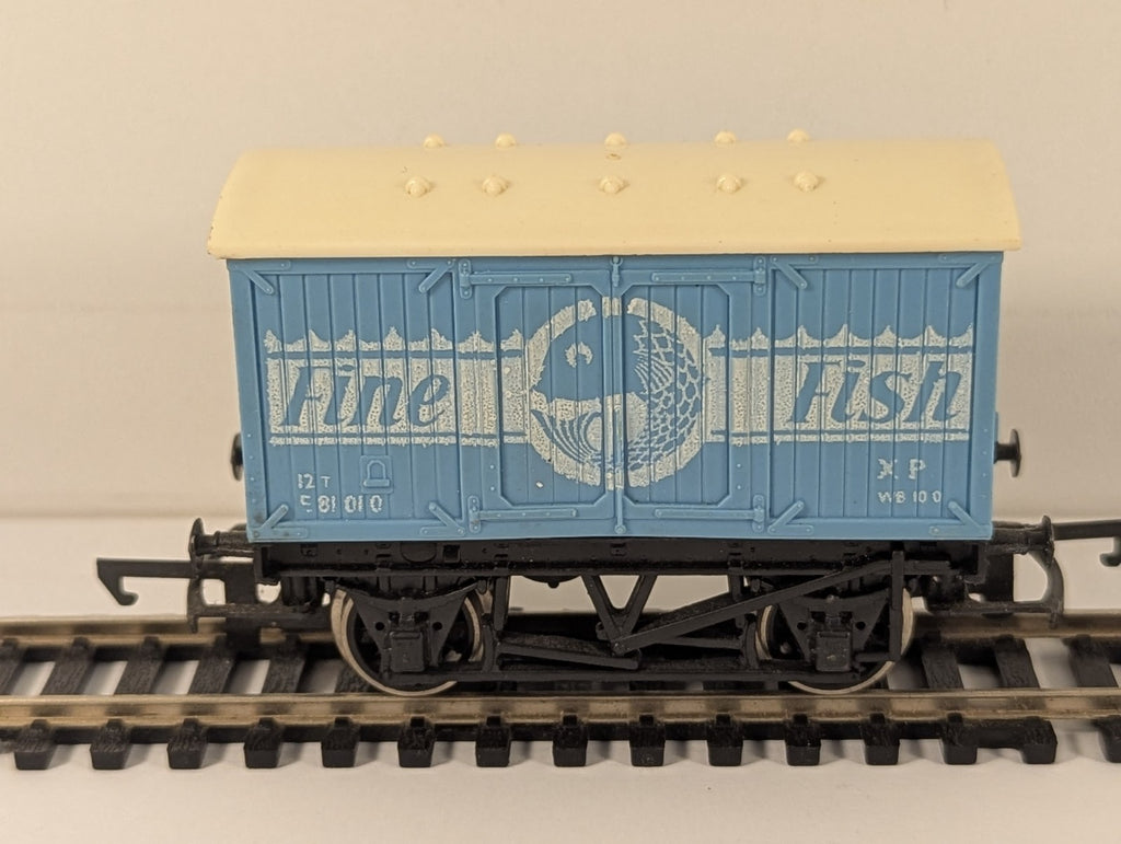 Hornby OO Gauge R014 BR 12T Fine Fish Van E81010