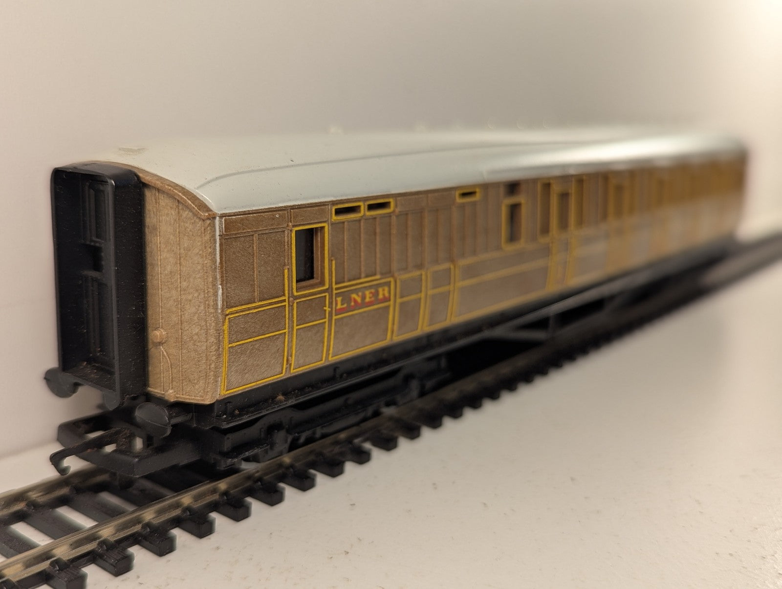 Hornby OO Gauge LNER Gresley Brake Coach Passenger Coach 4237 LNER Teak R477