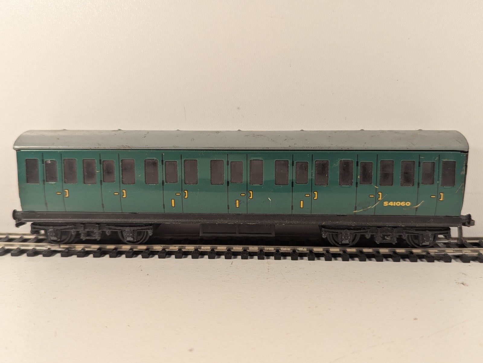 Hornby Dublo OO Gauge BR Southern Suburban Composite Coach Passenger
