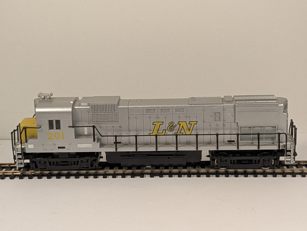 Pemco 3302-013 HO Scale Alco C430 L&M Silver – Missing Coupling