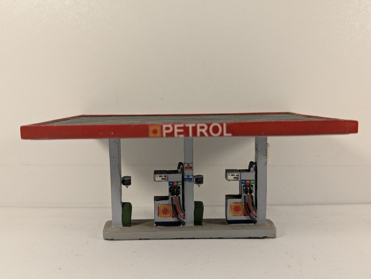 Hornby OO Gauge Skaledale Petrol Pumps Scenic Accessories Burmah R8535